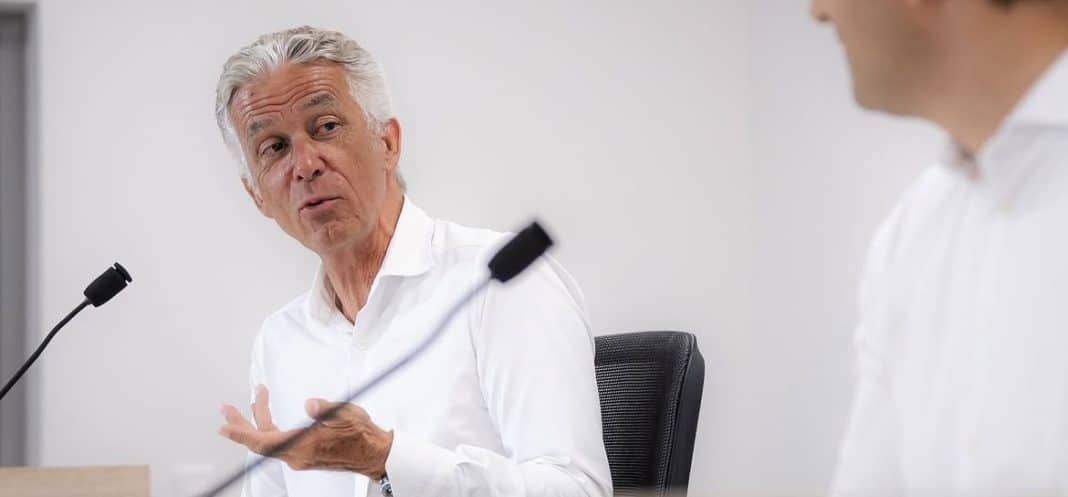 Jean-Pierre Rivère en salle de conférence de presse