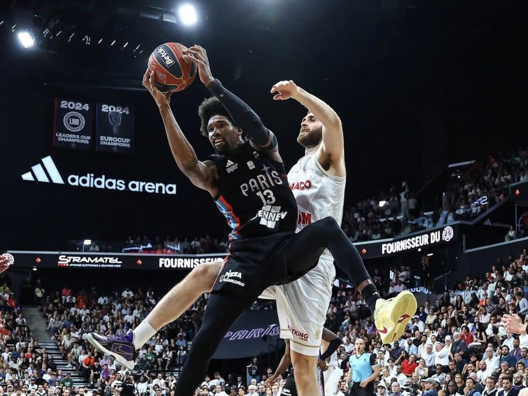 Kevarrius Hayes dans la raquette contre Georgios Papagiannis