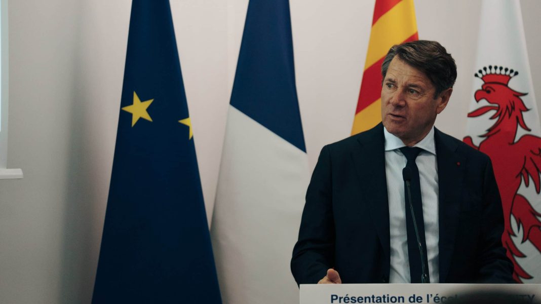 Le maire de Nice Christian Estrosi devant les drapeaux européen, niçois et français en plein discours.