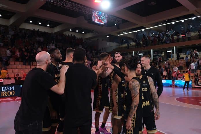 La Roca Team après un match de saison régulière de Betclic Elite, soudée