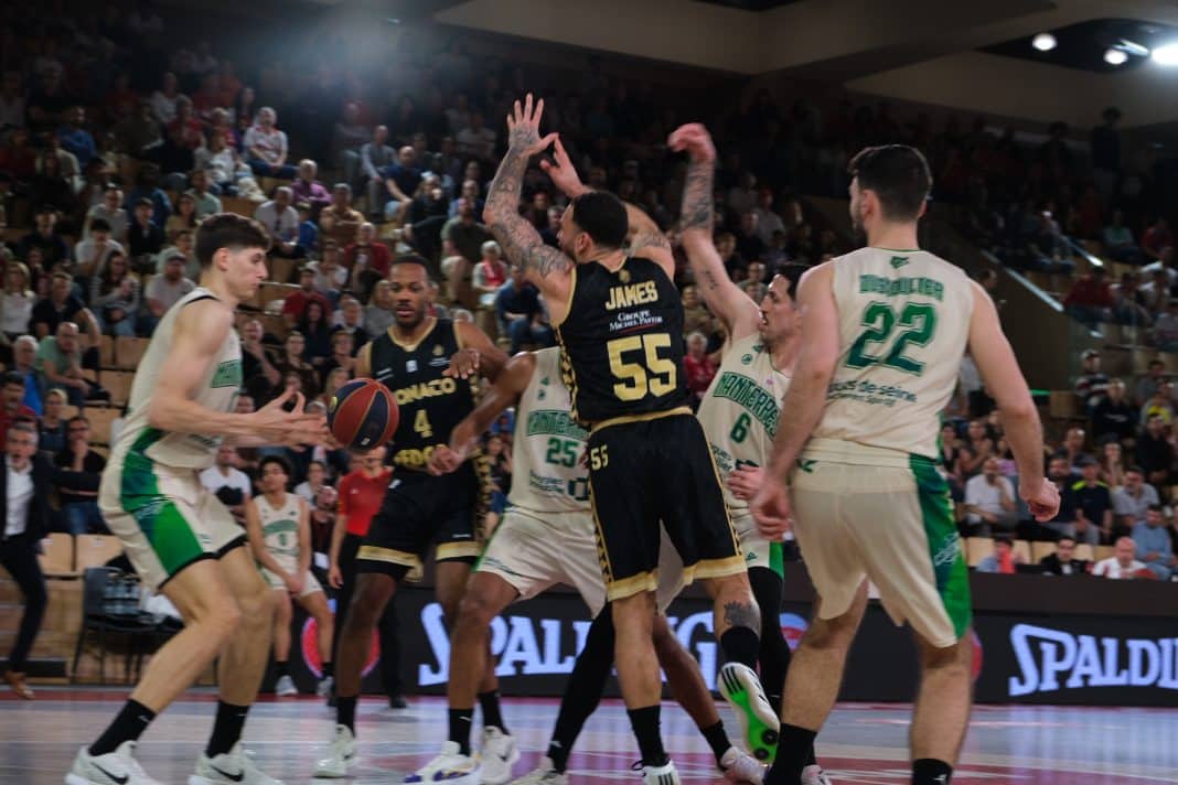 Mike James et ses coéquipiers contre Nanterre en saison régulière de Betclic Elite