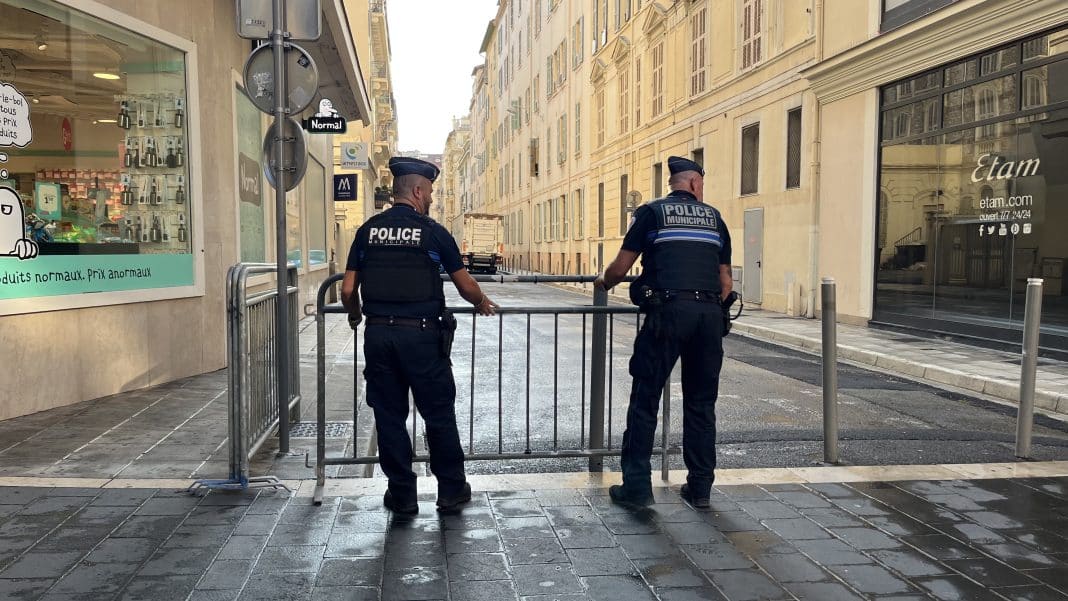 La police municipale place les barrières pour fermer la rue Tiranty, après l'arrêté pris par la ville de Nice