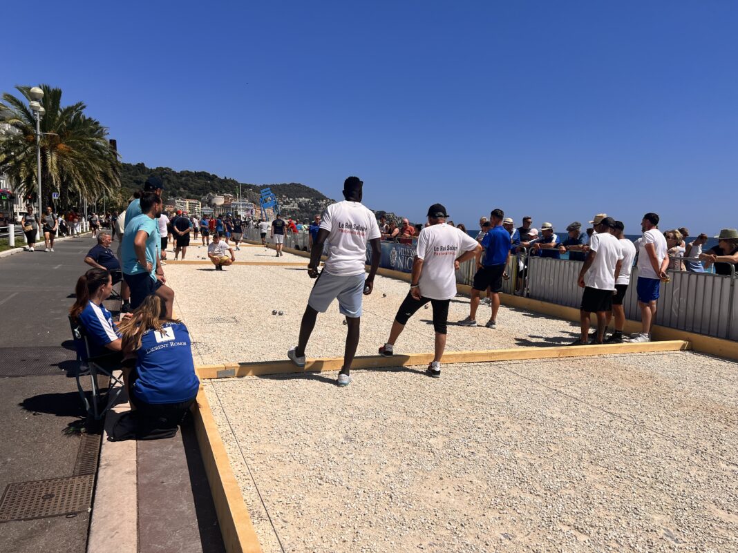 Des joueurs de pétanque sur la promenade des anglais de Nice.