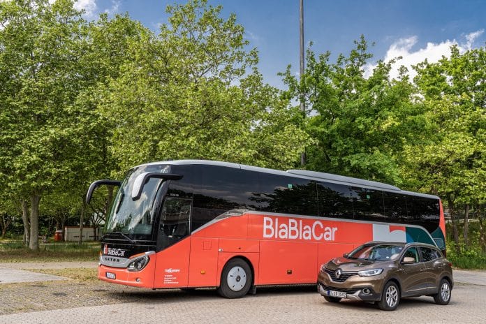 Un bus Blablacar avec une voiture à côté.