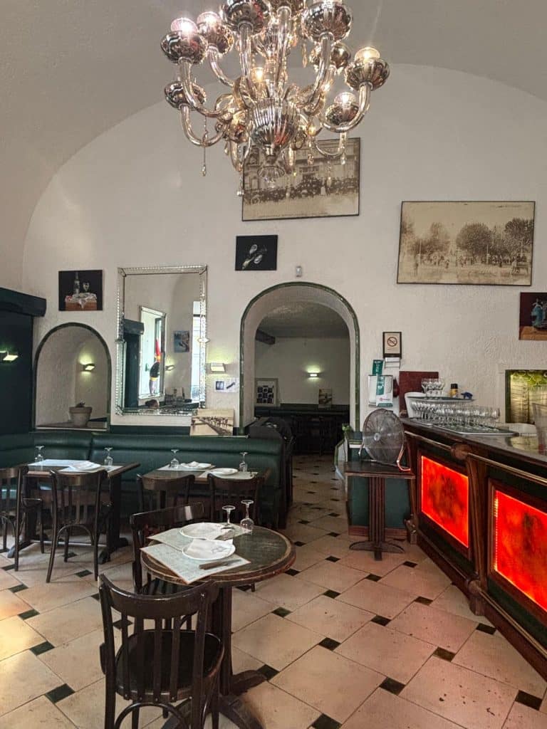L'intérieur du café de Turin avec un style assez vintage.