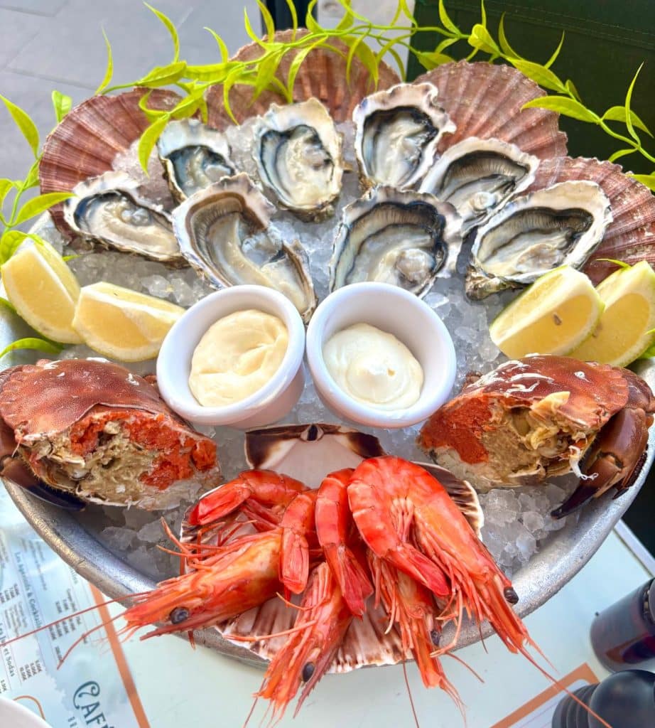 Un plateau de fruit de mer et d'huitres.