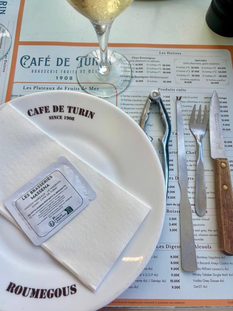 Le service du Café de Turin ambiance années 60 avec une écriture de journal et de la vaisselle style ancien.