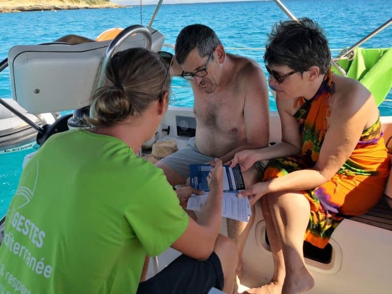 Campagne Ecogestes Méditérranée près des iles de Lérins.