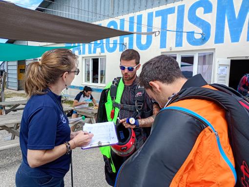 Les athlètes du championnat de France de Wingsuit avant d'embarquer dans l'avion qui va les amener dans le ciel.