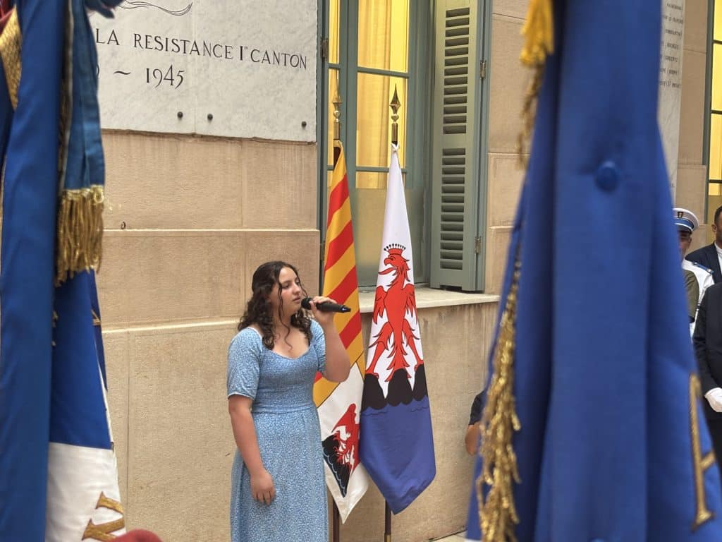 Une jeune fille chante en hommage aux combattants morts pour la libération de Nice