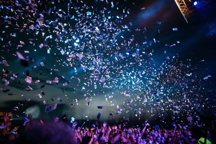 Des confits lancés dans la foule durant un concert de nuit.