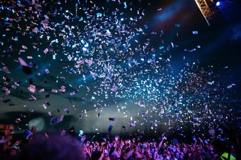Des confits lancés dans la foule durant un concert de nuit.