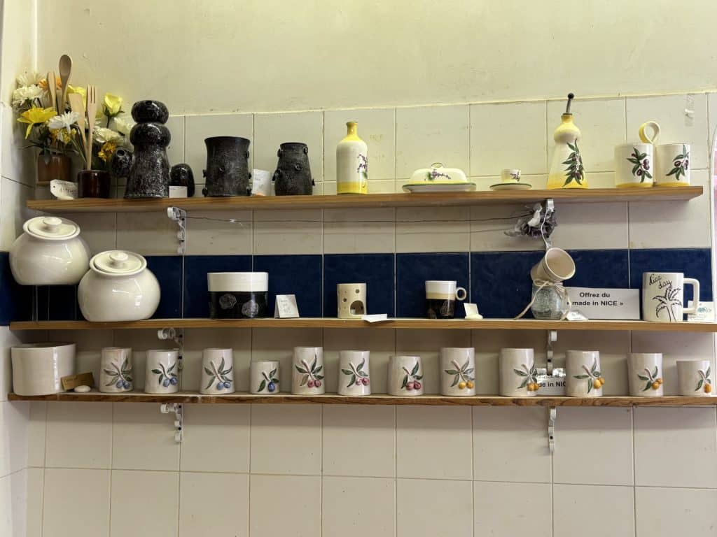 De la vaisselle céramique exposé dans l'atelier