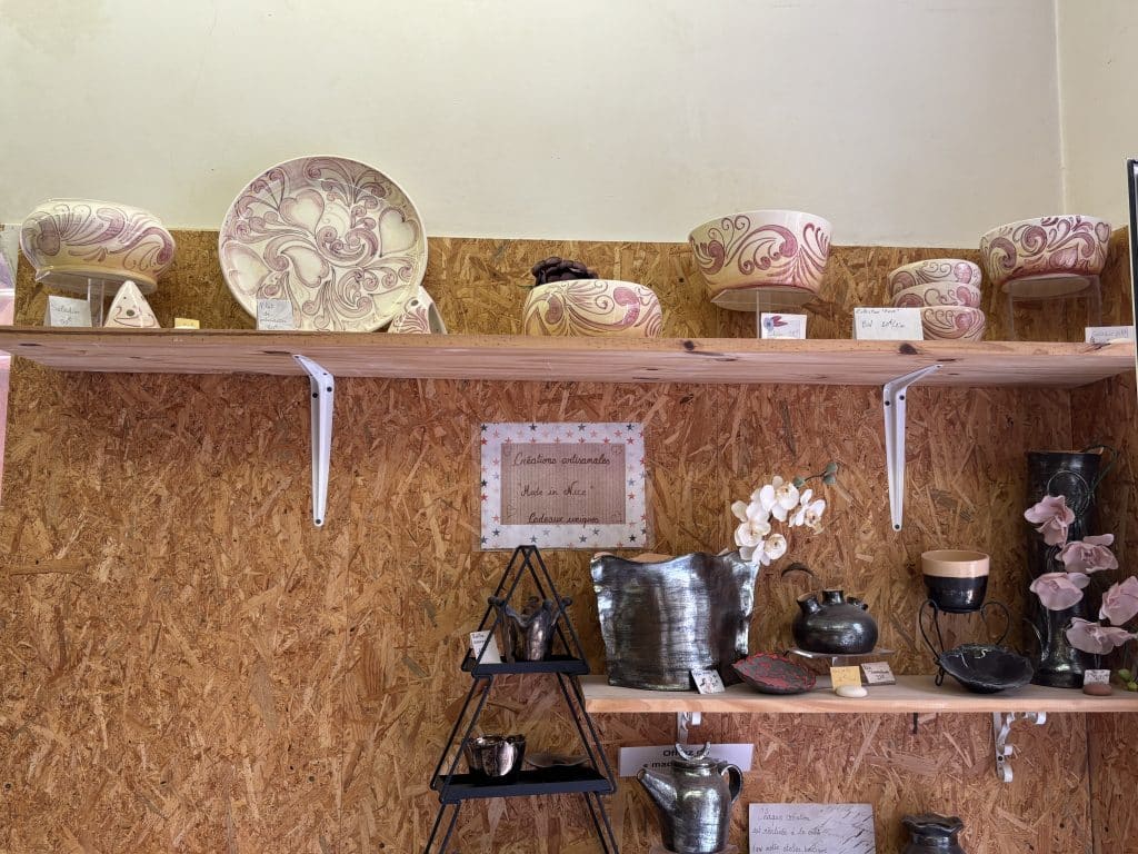 De la vaisselle céramique exposé dans la boutique