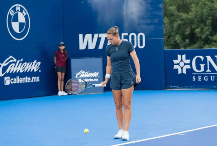 La Niçoise Diane Parry en bleu sur le court également bleu de Monterrey au Mexique.