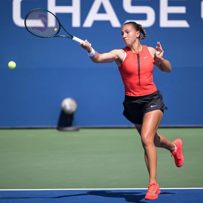 Diane Parry qui fait un coup droit, lors du premier tour de l'US Open
