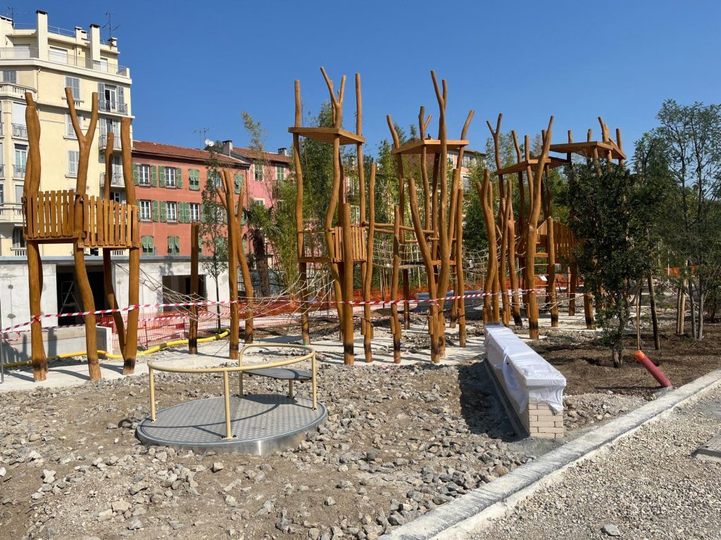 Children's games are among the available activities. Photo: Théo Cireddu