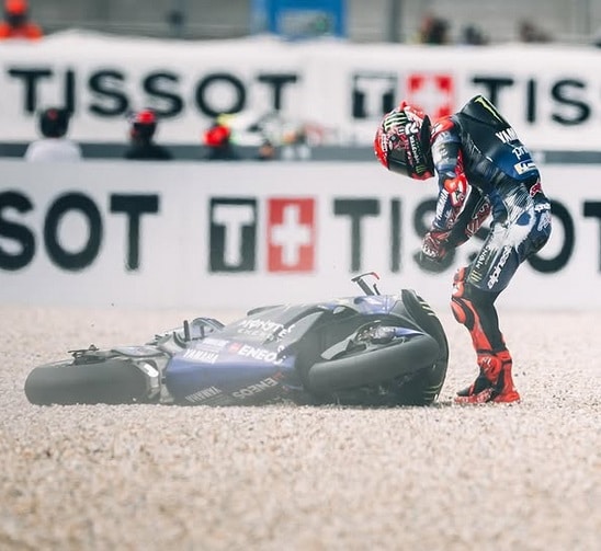 Le pilote Niçois Fabio Quartararo regarde sa moto après avoir chuter lors du Grand Prix de Hongrie de MotoGP à Balaton Park.