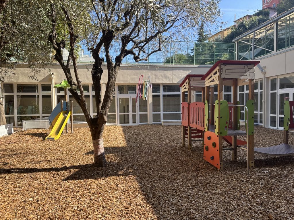 L'espace de jeu de l'école maternelle Chalet des Roses végétalisé