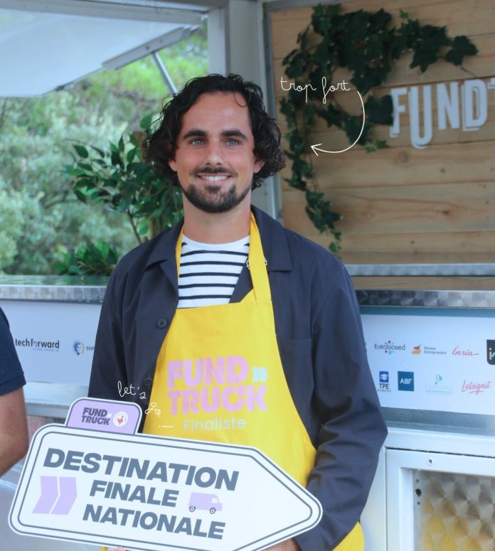 Felix Nacash a participé au nom de sa fondation BedBoat au concours Fundtruck. Il tient un panneau écrit destination finale nationale penché à droite.