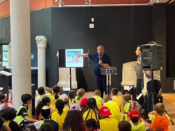 Jean Marc Giaume, adjoint à la Culture, raconte l'histoire les 21 dates importantes de la ville de Nice aux enfants des centres aérés.