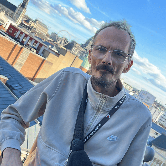 Jean Pormanove Le streamer français Jean Pormanove retrouvé mort à Contes. La photo a été prise en Belgique il y a environ trois ans, il est vêtu d'un survêtement gris