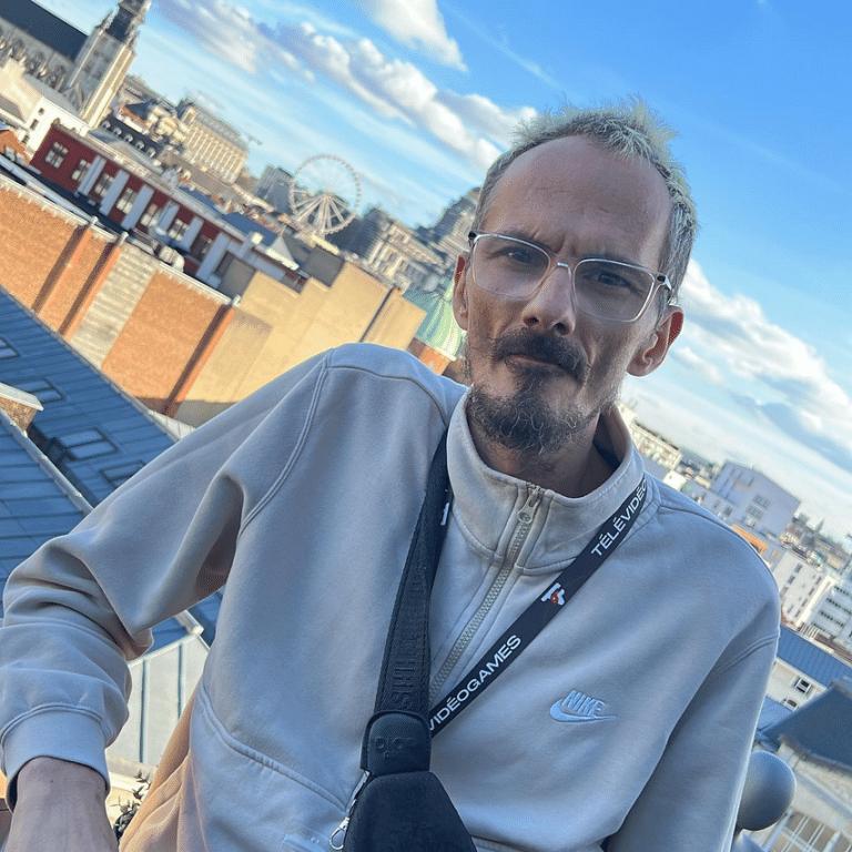 Le streamer français Jean Pormanove retrouvé mort à Contes. La photo a été prise en Belgique il y a environ trois ans, il est vêtu d'un survêtement gris