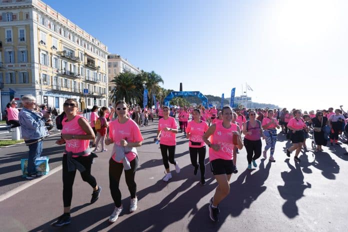Les hommes et femmes ayant participé à l'édition 2024 du jogging rose. habillé en tee-shirt rose