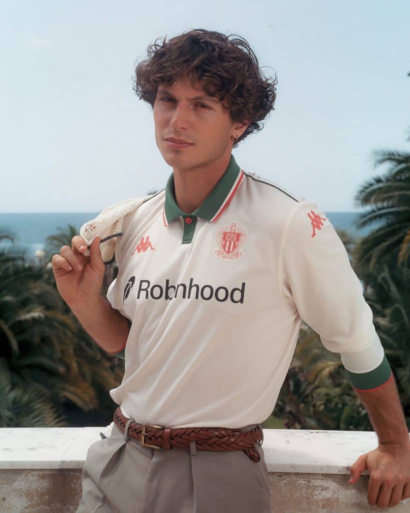 Le maillot de l'OGCN version blanc rouge et vert porté par un homme.