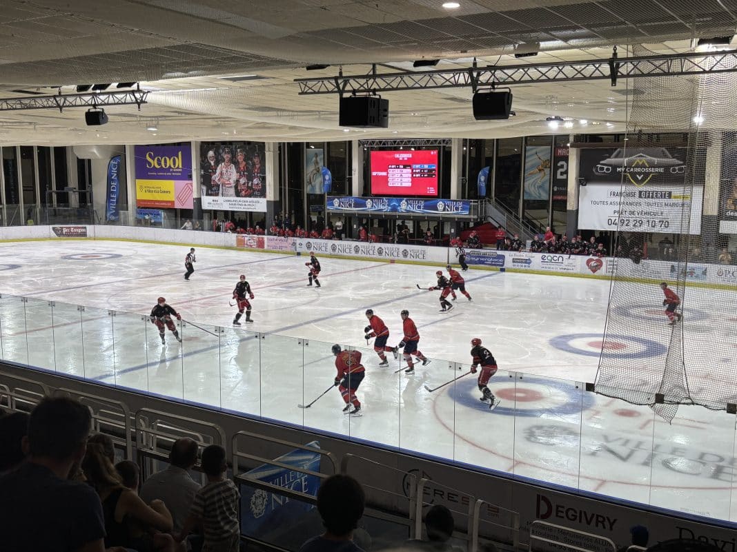 Le match Nice-Briançon vu des tribunes de la patinoire Jean Bouin
