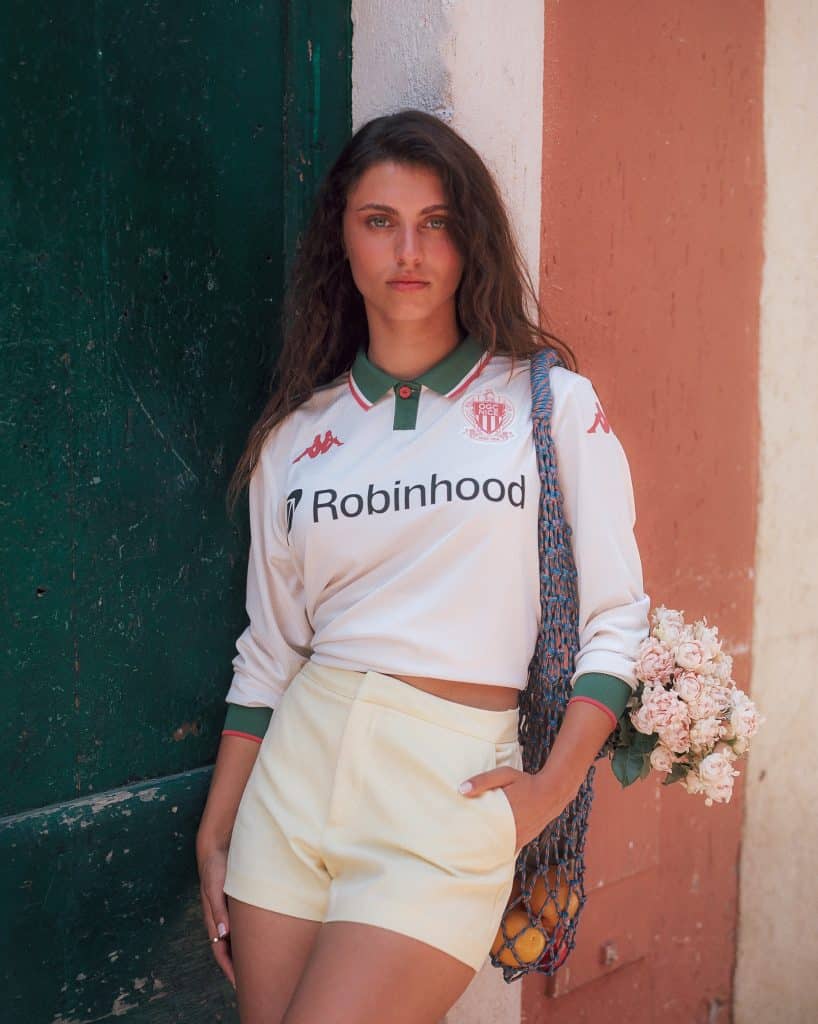 Le maillot de l'OGCN version blanc rouge et vert porté par une femme.