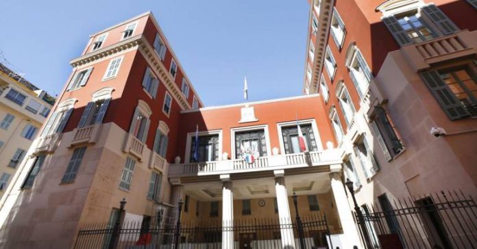 La façade de la mairie de NIce dans le vieux Nice avec des murs blanc et pourpre.