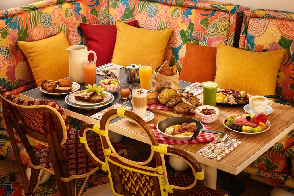 Les tables avec des produits dans les assiettes.