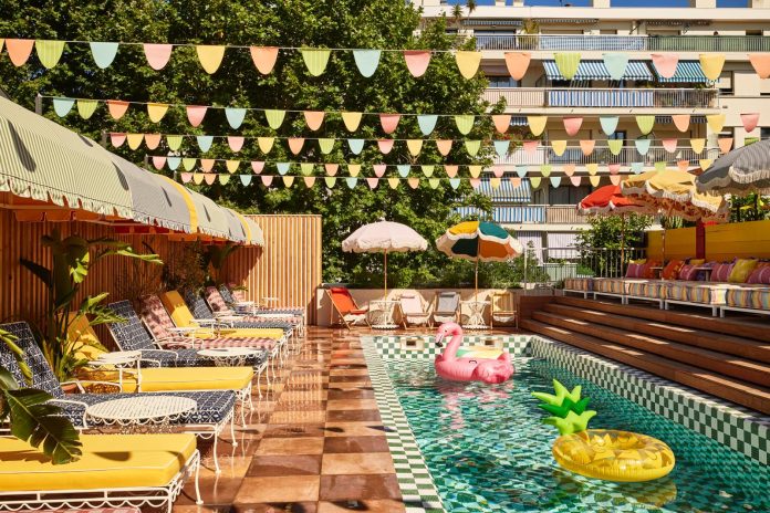 Le nouvel hôtel du Mama Shelter à Nice avec sa piscine en roof-top et sa décoration très festive.