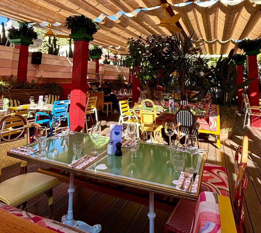 Le roof-top du Mama Shelter dans une ambiance très festive.
