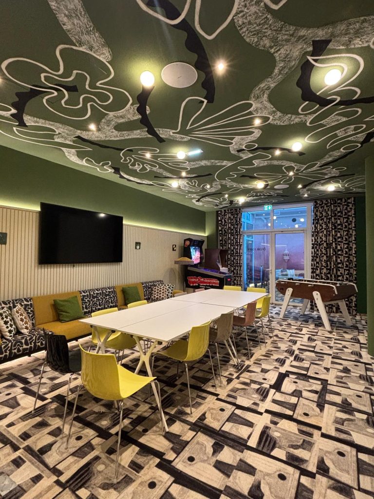 Une salle de séminaire avec une grande tables de réunion.
