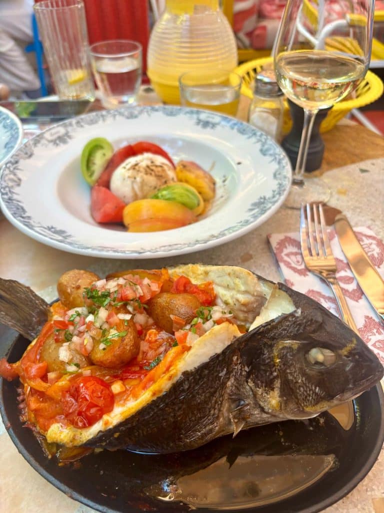 Des plats du Mama Shelter à base de poisson, de salades...