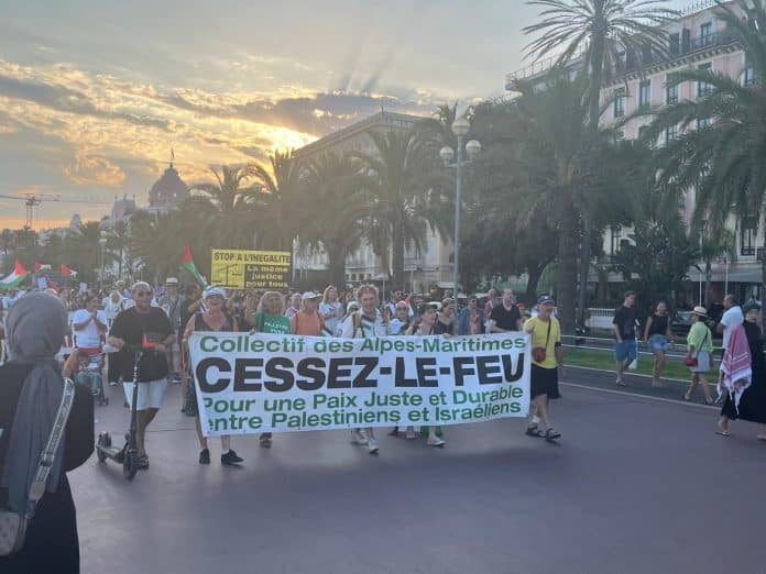 Des manifestants pour la Palestine sur la Promenade des Anglais scandent : 