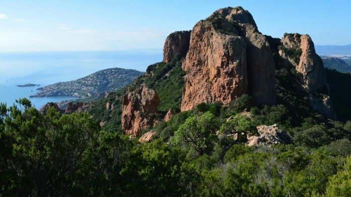 Le massif de l'Estérel avec sa verdure et la vue sur la mer.