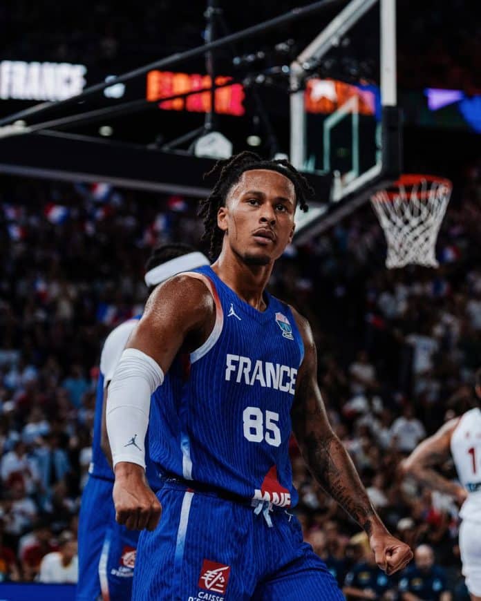 Matthew Strazel qui célèbre son panier en équipe de France