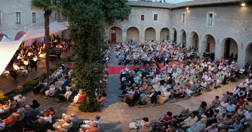 Le public du Nice Classic Festival fait face à la scène en extérieur dans le Cloitre du Monastère de Cimiez .