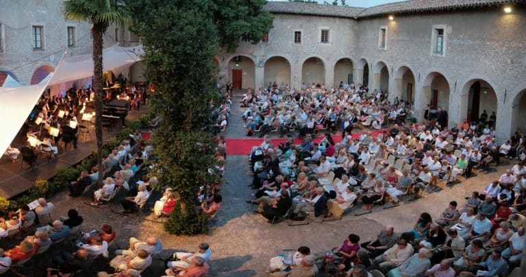 Le public du Nice Classic Festival fait face à la scène en extérieur dans le Cloitre du Monastère de Cimiez .