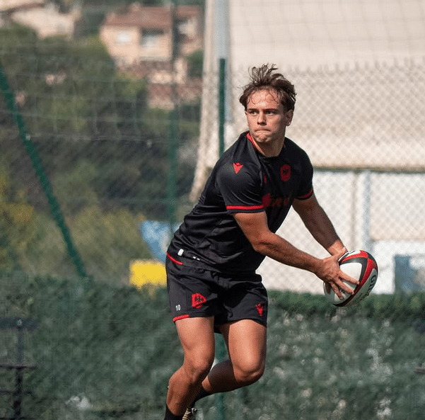 Un joueur de Nissa rugby fait une passe.
