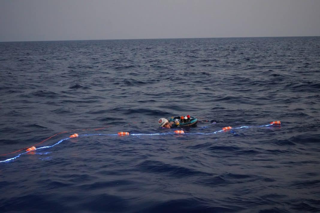 Le nageur Suisse Noam Yaron se ravitaille grâce à une bouée tendue par son équipe durant sa traversée entre Calvi et Monaco.