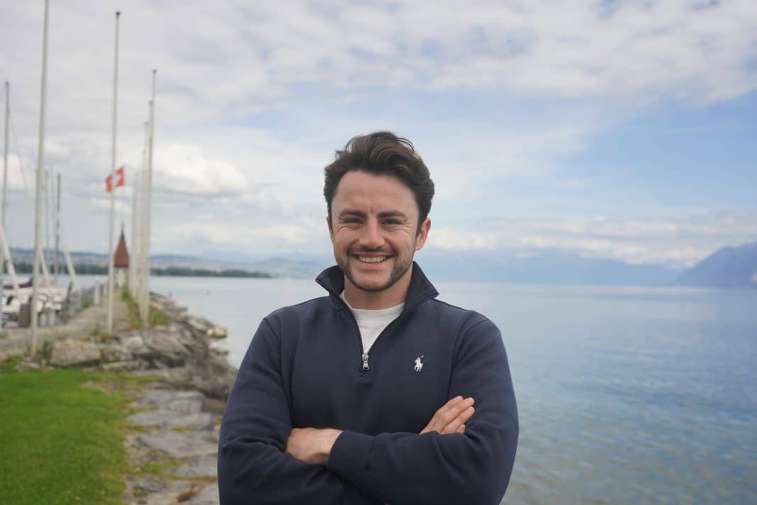 Noam Yaron crois les bras au bord de la mer.