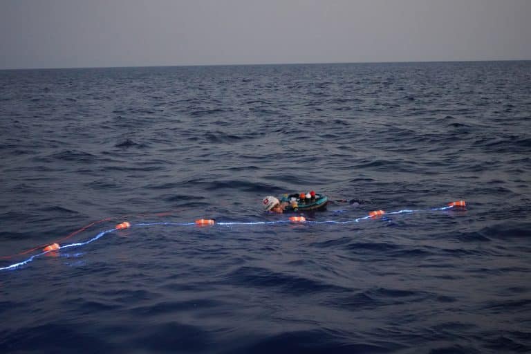 Le nageur Suisse Noam Yaron se ravitaille grâce à une bouée tendue par son équipe durant sa traversée entre Calvi et Monaco.
