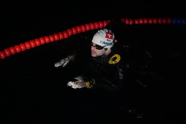 Le nagur Suisse Noam Yaron en pleine nuit dans la mer Méditerranée.