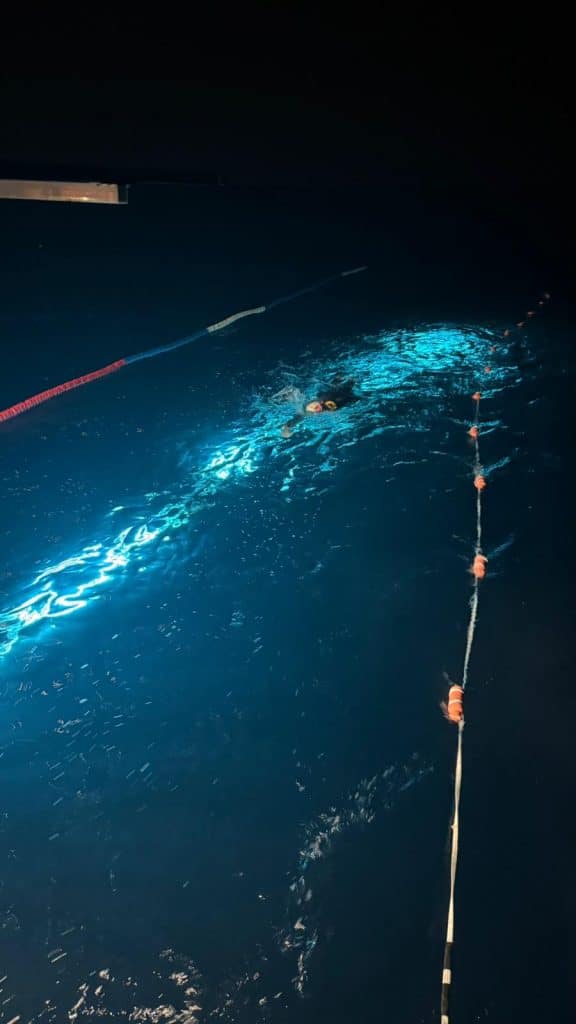 Le nagur Suisse Noam Yaron en pleine nuit dans la mer Méditerranée suit la nouvelle ligne de survie qui a été installée pour réduire ses hallucinations.