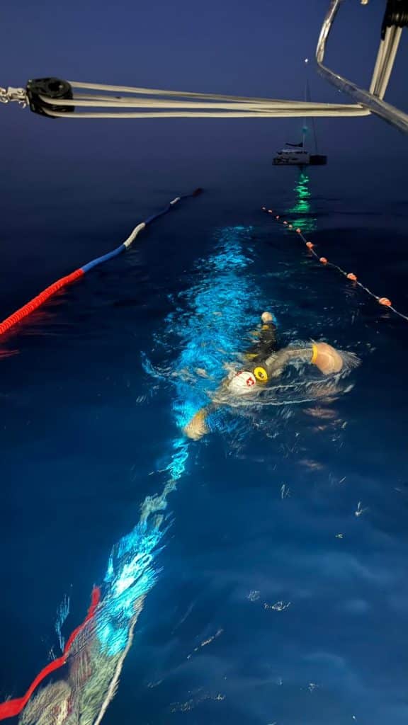 Le nagur Suisse Noam Yaron en pleine nuit dans la mer Méditerranée.