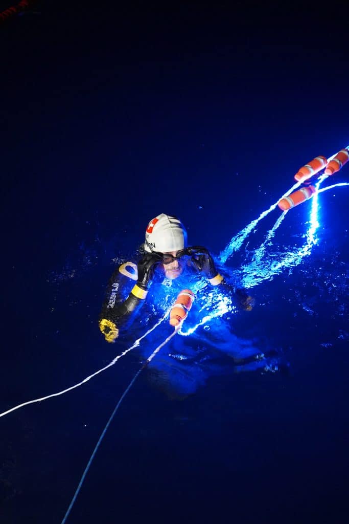 Noam Yaron dans sa tentative de record de la traversée entre Calvi et Monaco de nuit accroché à une ligne luminescente avant de se ravitailler. 
